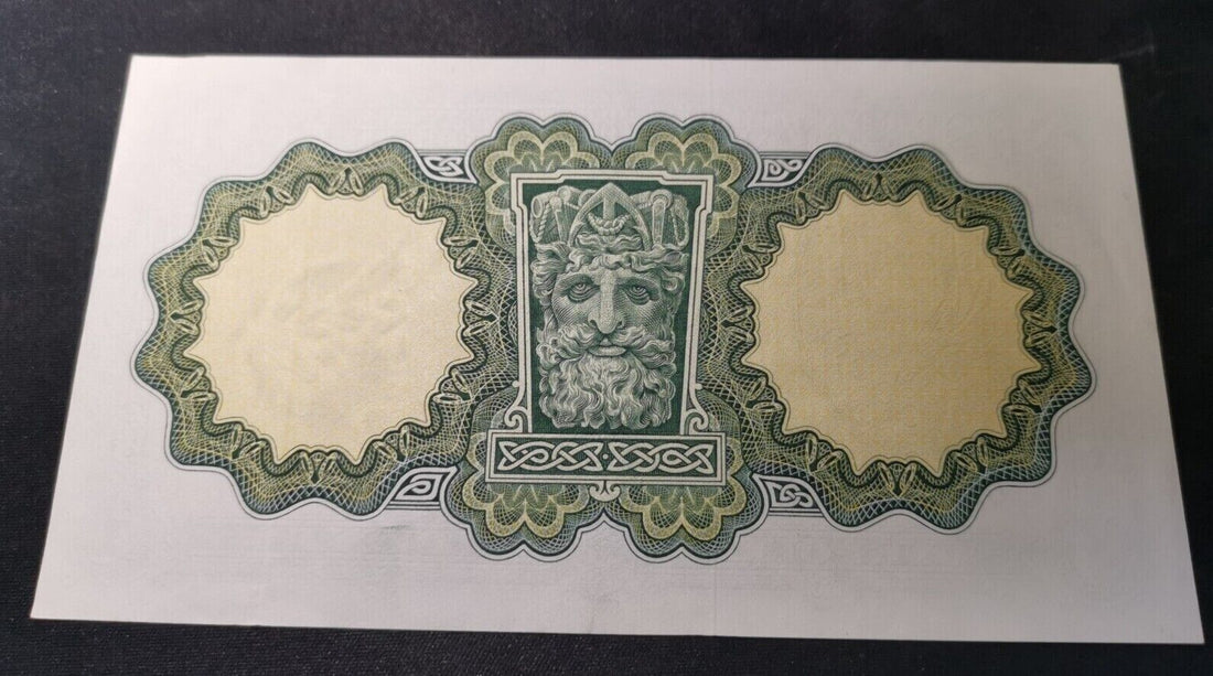 Ireland Lady Lavery 1 pound Note - Date: 28-6-72 Serial: 69J597798 UNC - worldbanknote