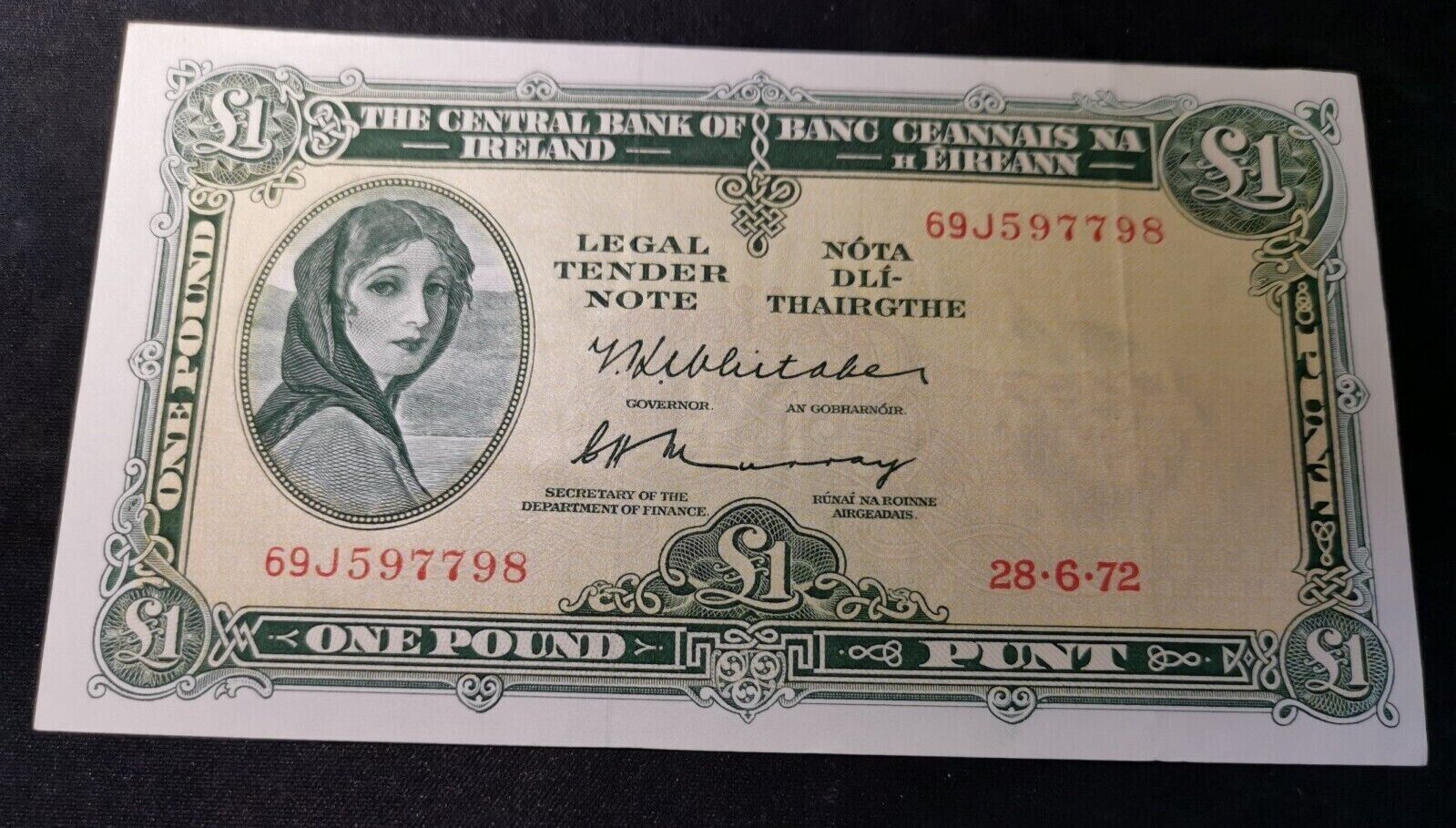 Ireland Lady Lavery 1 pound Note - Date: 28-6-72 Serial: 69J597798 UNC - worldbanknote