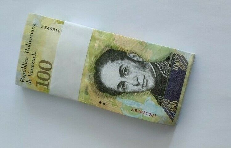 A bundle of Venezuela 100000 Bolivares 2017 P-100b Banknotes UNC - worldbanknote