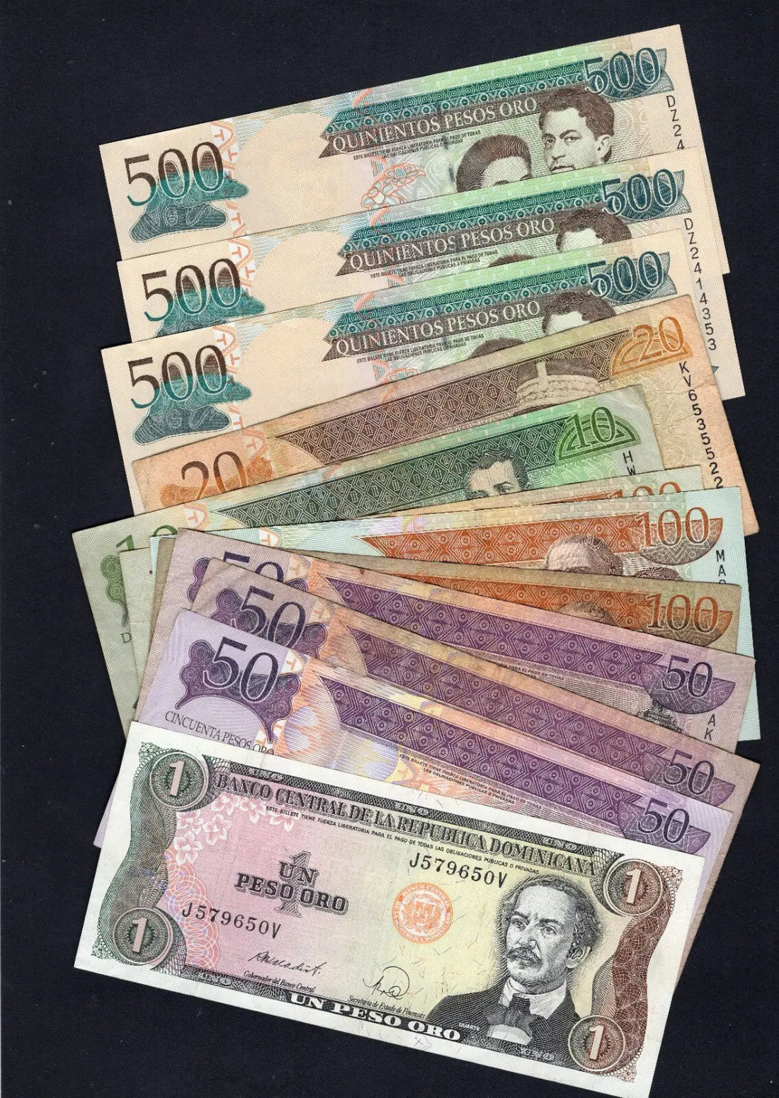 A 12-piece collection of circulated Dominican Republic banknotes from 1 to 500 Pesos Oro, shown in a fanspread.