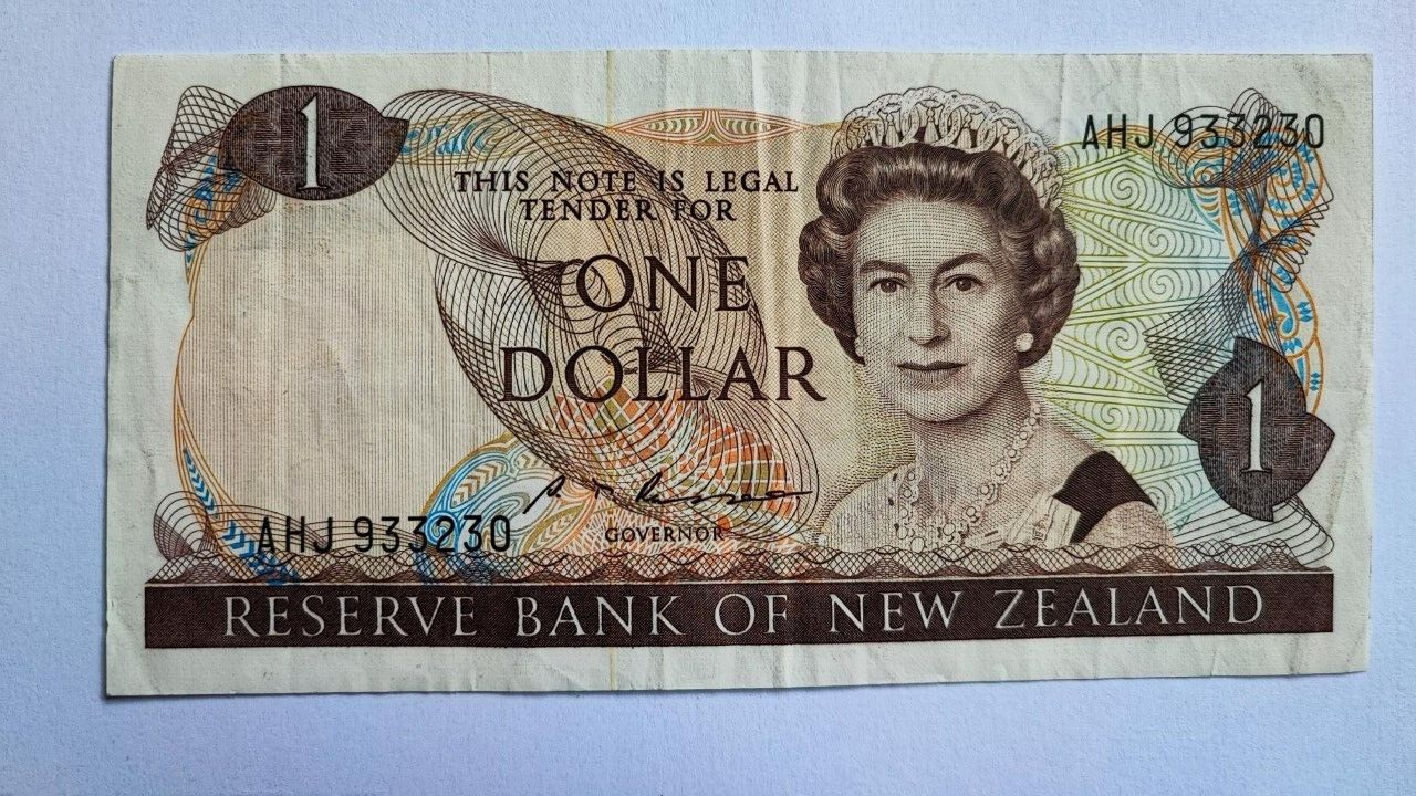 NEW ZEALAND ONE DOLLAR In Envelope With Stamp