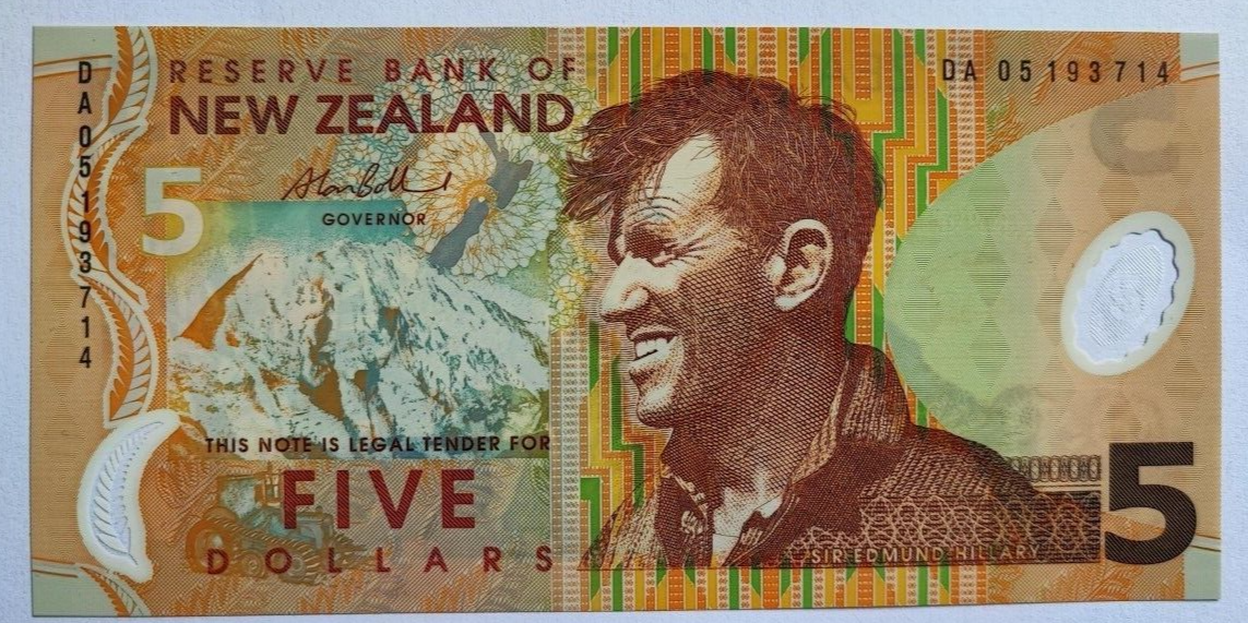 New Zealand 5  DOLLARS Uncirculated