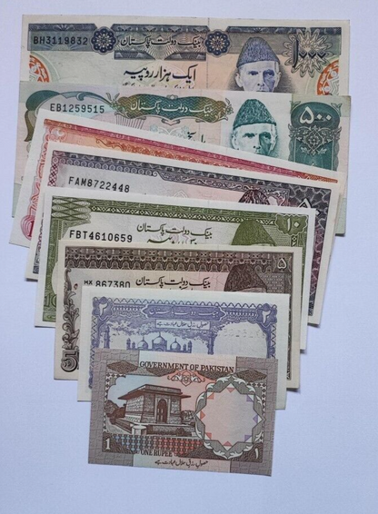 Set of 8 Pakistan Rupee Banknotes In Circulated Condition